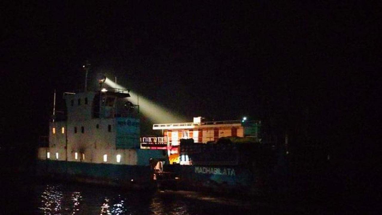 ঘন কুয়াশায় দৌলতদিয়া-পাটুরিয়া নৌরুটে ফেরি চলাচল বন্ধ