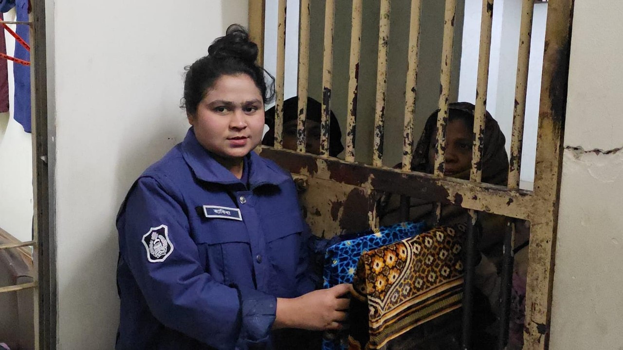 আসামিদের নামাজের জন্য হাজতখানায় দেওয়া হলো জায়নামাজ