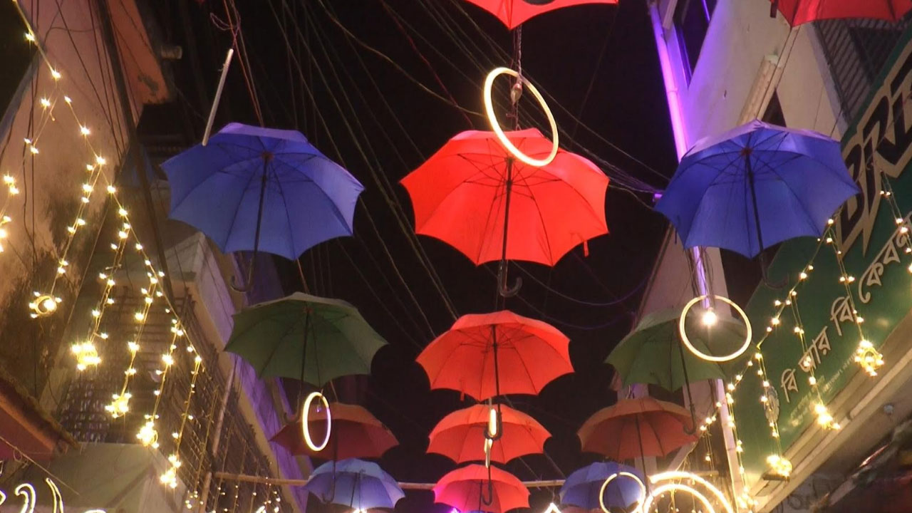 মাদারীপুরে মনোমুগ্ধকর আলোকসজ্জা, নিরাপত্তার স্বার্থে বন্ধ শোভাযাত্রা