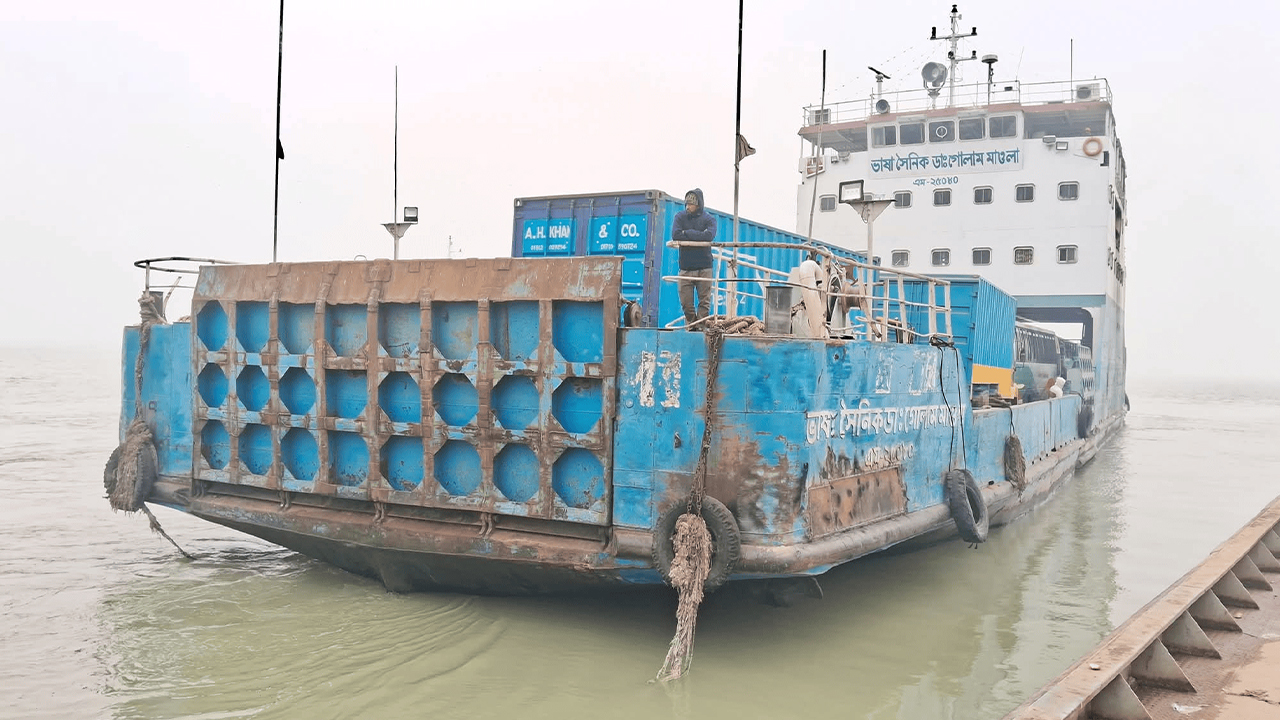 ৭ ঘণ্টা পর দৌলতদিয়া-পাটুরিয়ায় ফেরি চলাচল শুরু