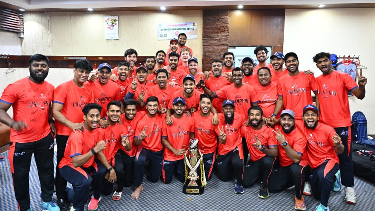 ছাদখোলা বাসে রাজশাহীতে ট্রফি নিয়ে ঘুরবেন শান্তরা