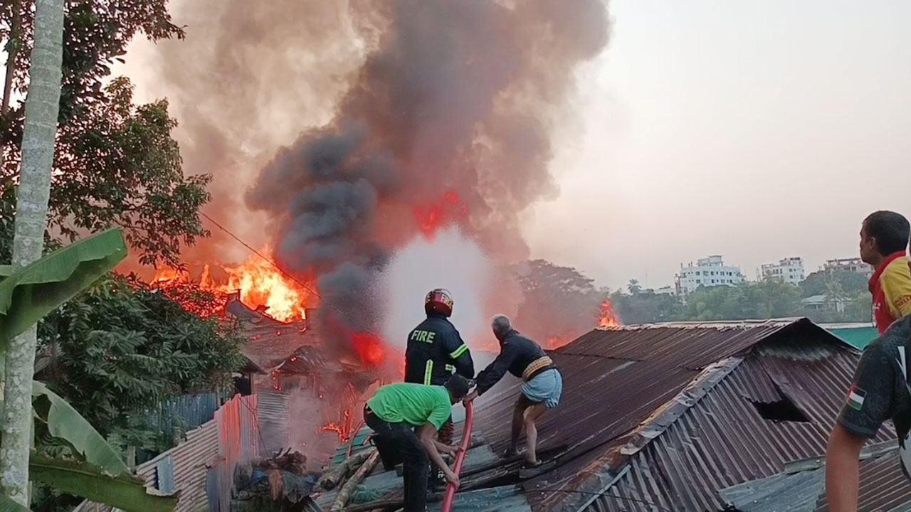 রাঙামাটির পাবলিক হেলথ এলাকায় আগুন, পুড়লো ৭ বসতঘর
