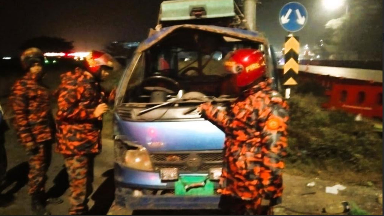 এক্সপ্রেসওয়েতে বাস-পিকআপের মুখোমুখী সংঘর্ষ, আহত ১০