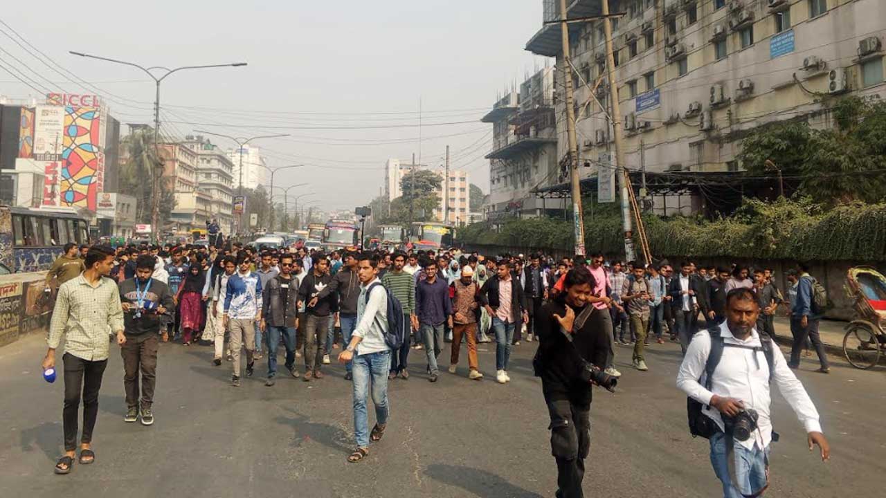 ঢাকা সেন্ট্রাল ইউনিভার্সিটি : অধ্যাদেশ দাবিতে টেকনিক্যাল মোড় অবরোধ