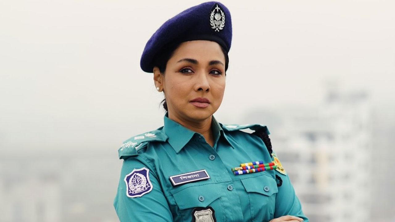 রুনা খান যখন পুলিশ অফিসার!