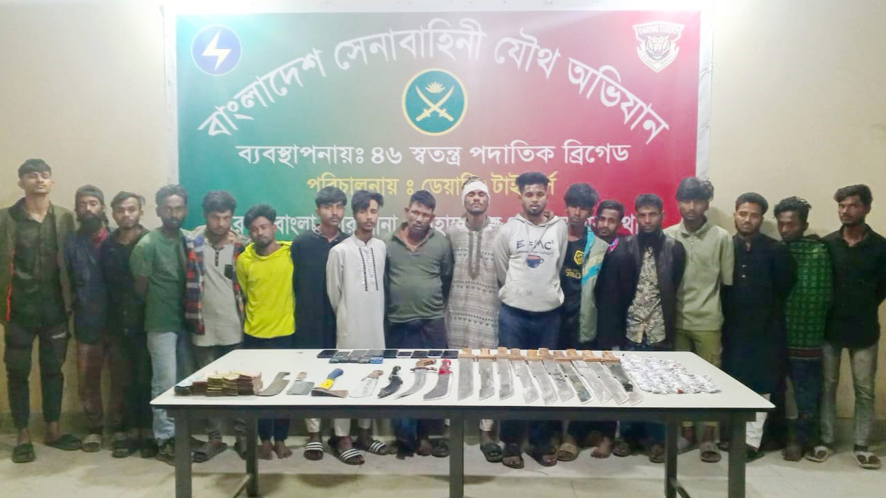 রায়েরবাজারে সেনাবাহিনীর অভিযানে অস্ত্র, মাদকসহ আটক ১৮