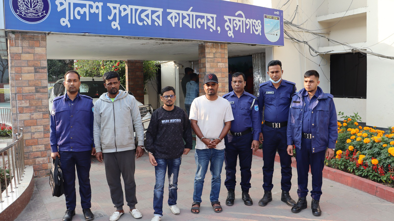 ছিনতাইয়ের নাটক সাজিয়ে ভায়রার ১০ লাখ টাকা আত্মসাত, গ্রেপ্তার ৩