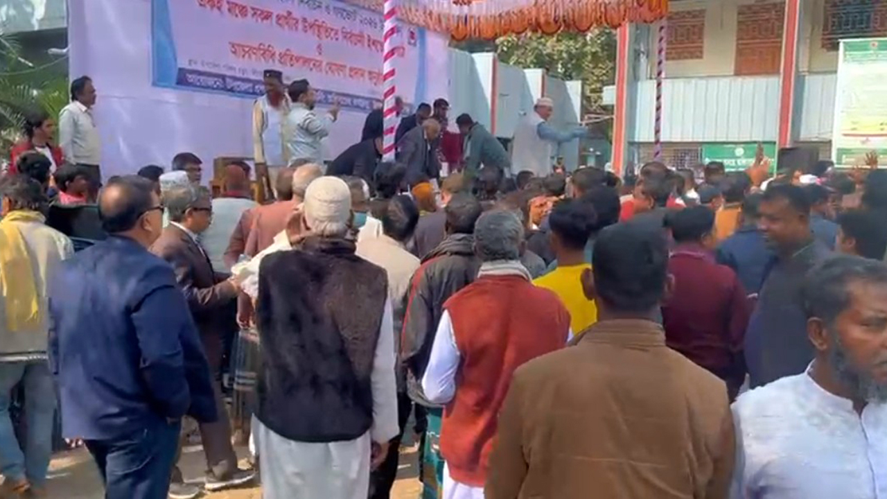 সিরাজগঞ্জে গণভোটে ‘না’ : ইশতেহার পাঠে হট্টগোল ও উত্তেজনা