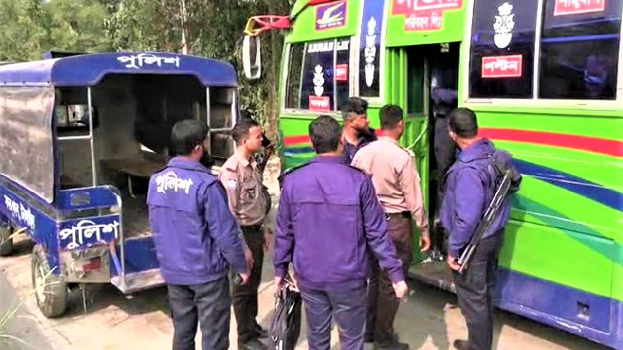 চলন্ত বাসে কলেজছাত্রীকে গণধর্ষণ, চালক-হেলপারসহ গ্রেপ্তার ৩