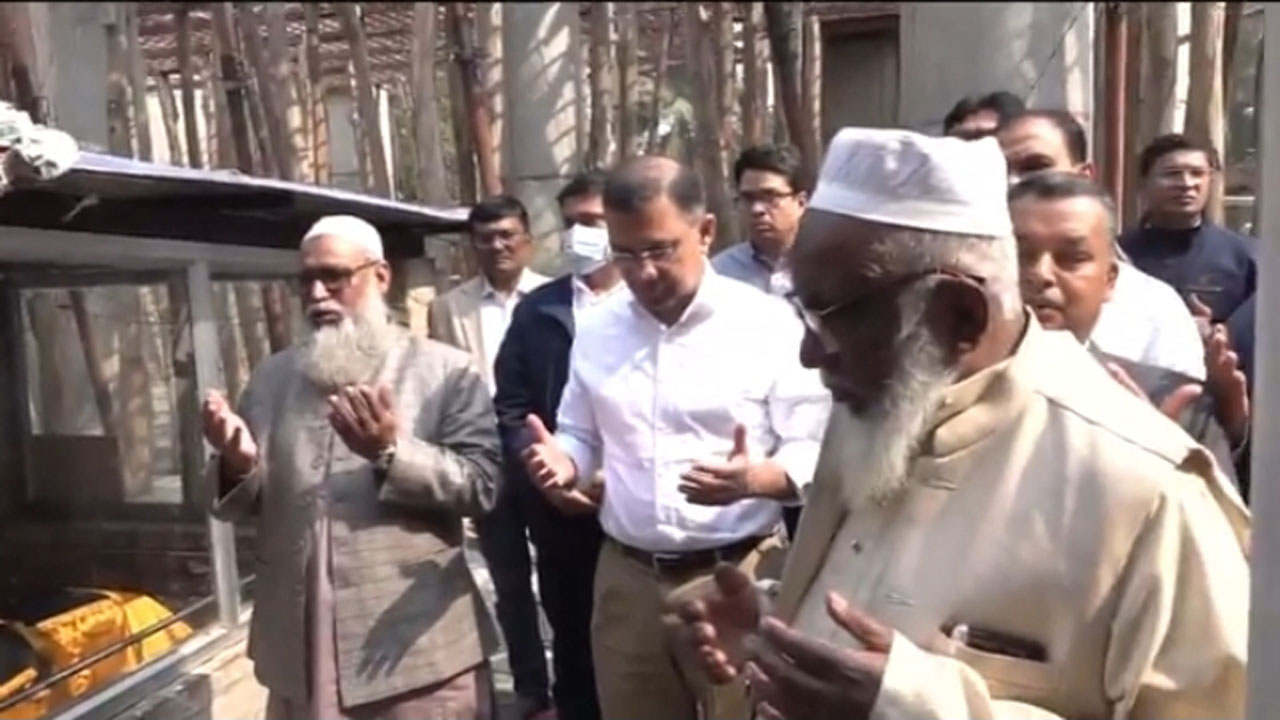 রাজশাহী পৌঁছে শাহ মখদুমের মাজার জিয়ারত করলেন তারেক রহমান