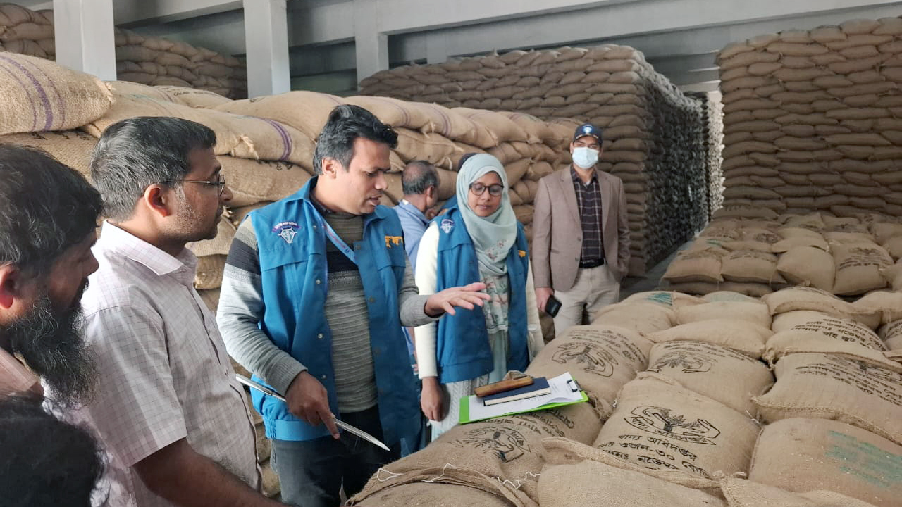 নিম্নমানের চাল সংগ্রহের অভিযোগে ঠাকুরগাঁওয়ে খাদ্যগুদাম কর্মকর্তা বরখাস্ত