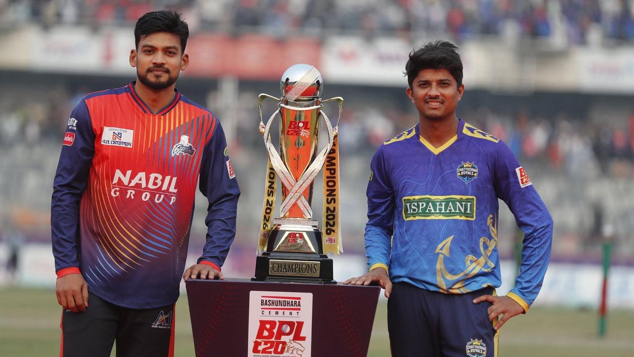 হেলিকপ্টারে করে মিরপুরে নামল হীরাখচিত ট্রফি