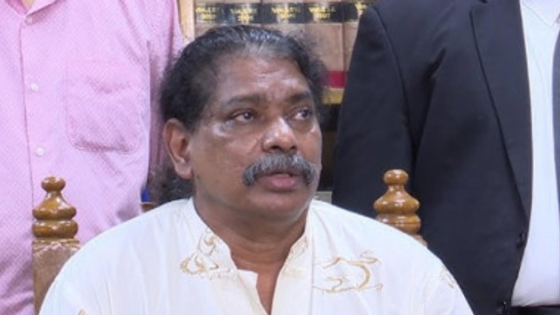 ‘আপনি সরকারের জন্য হুমকি, আপনাকে নির্বাচনের আগে ছাড়া হবে না’