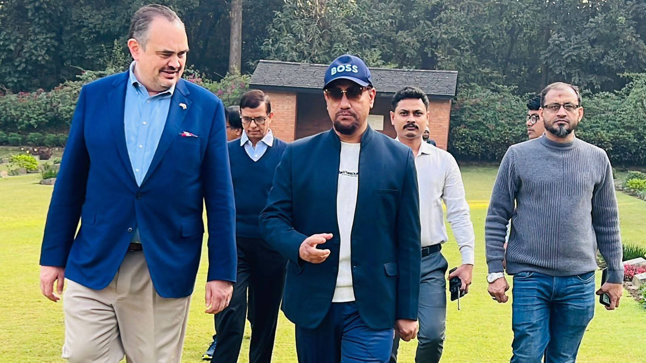 চট্টগ্রামে দ্বিতীয় বিশ্বযুদ্ধের সমাধি পরিদর্শনে আমেরিকার রাষ্ট্রদূত