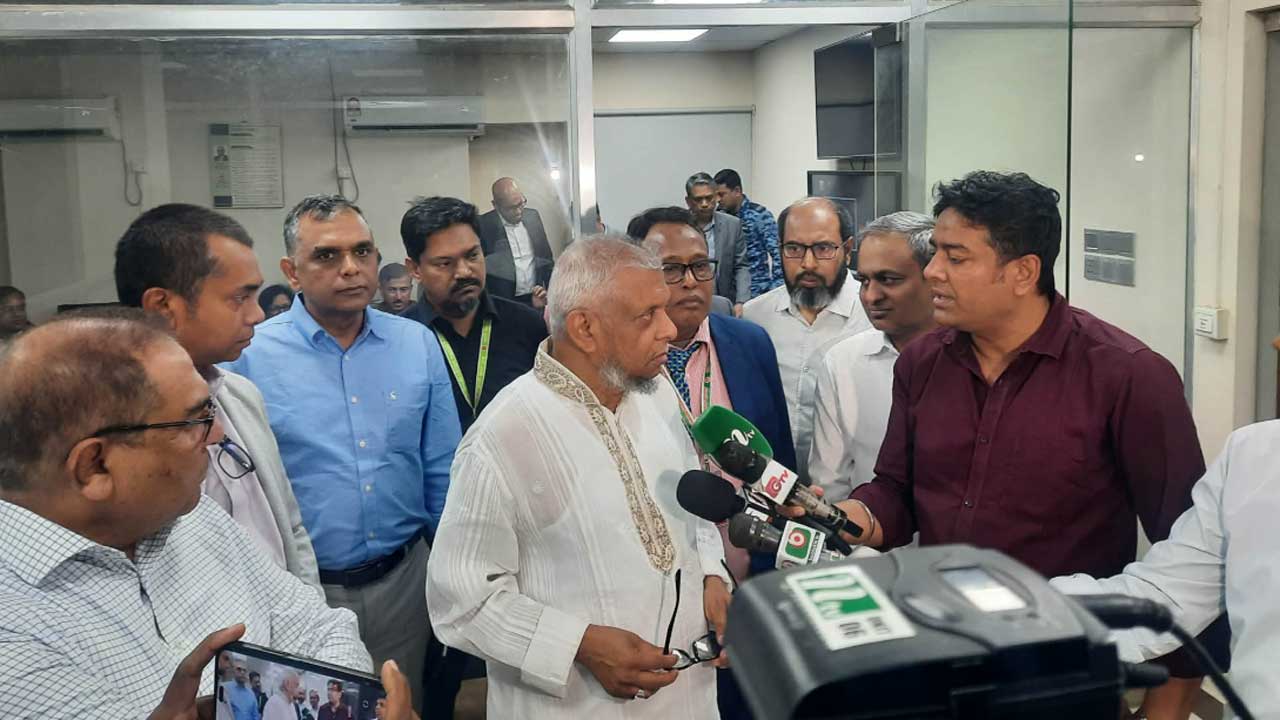 ফ্লাইটের তথ্যের জন্য সোশ্যাল ও ইলেকট্রনিক মিডিয়া দেখতে বললেন মন্ত্রী