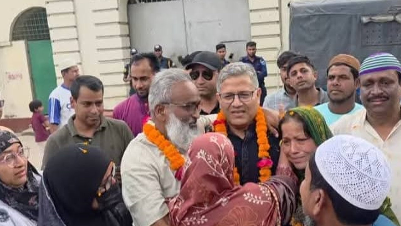 জেলগেটে আ.লীগ নেতাকে মালা দিয়ে বরণ করলেন বিএনপির এমপি