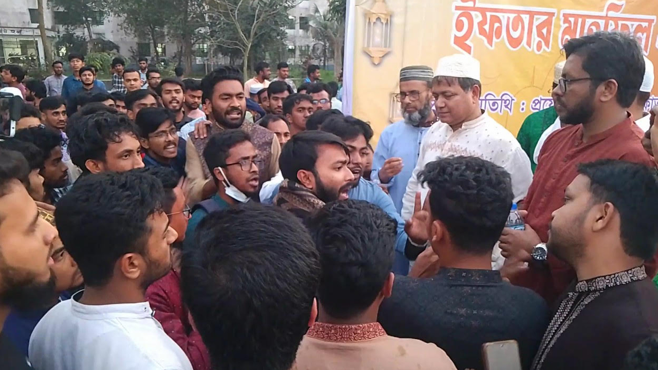 তোপের মুখে ক্ষমা চাইলেন বেরোবি উপাচার্য