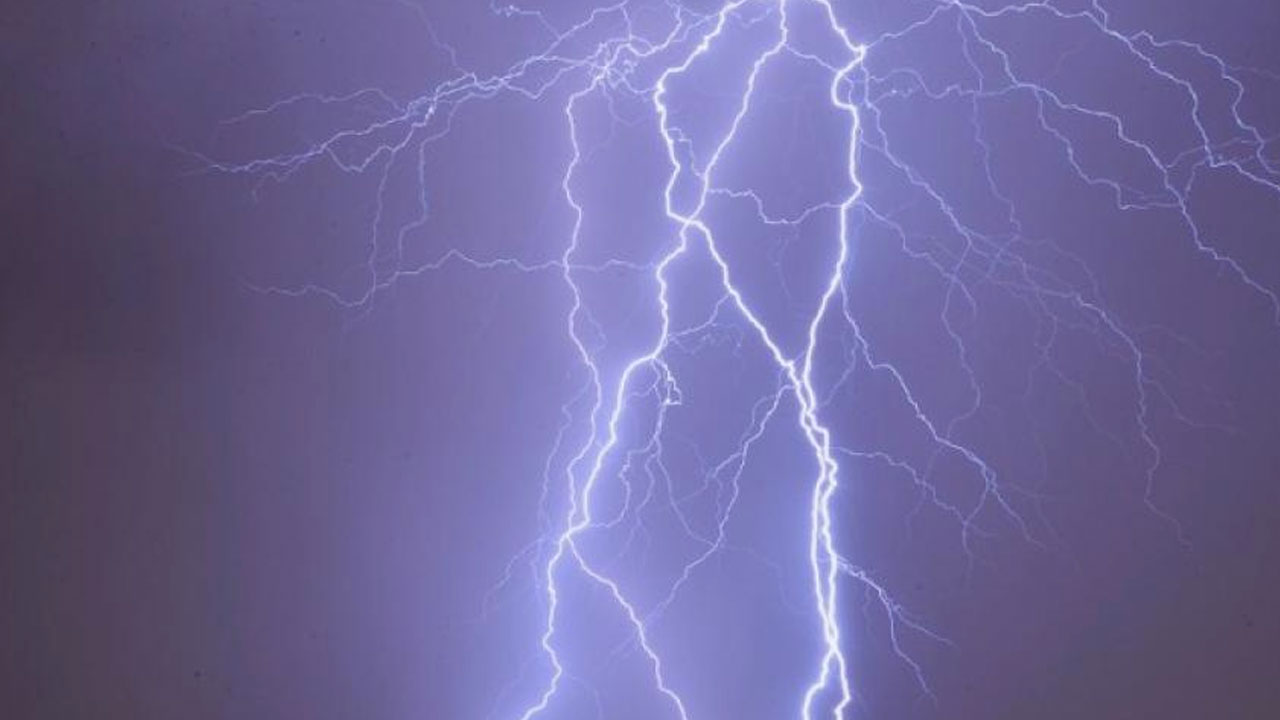 নওগাঁয় বজ্রপাতে দুই কৃষকের মৃত্যু