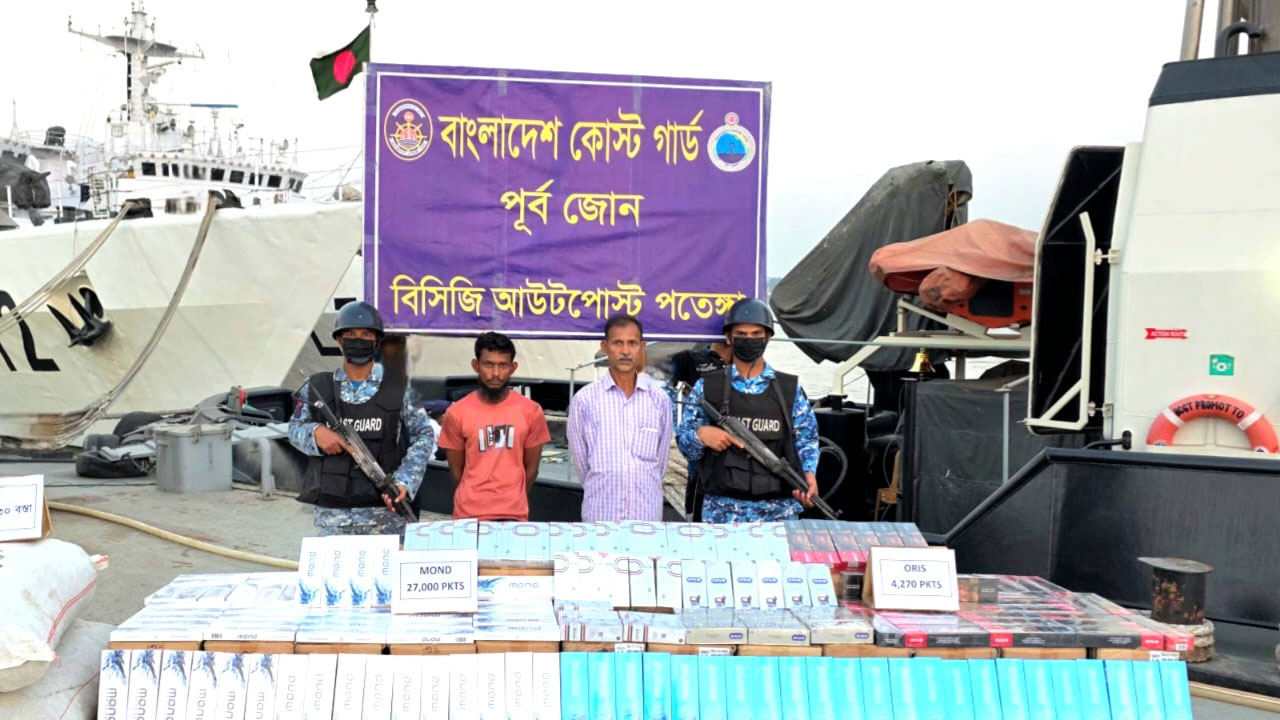 চট্টগ্রামে ১ কোটি ২১ লাখ টাকার বিদেশি সিগারেট ও শুঁটকি জব্দ, আটক ২