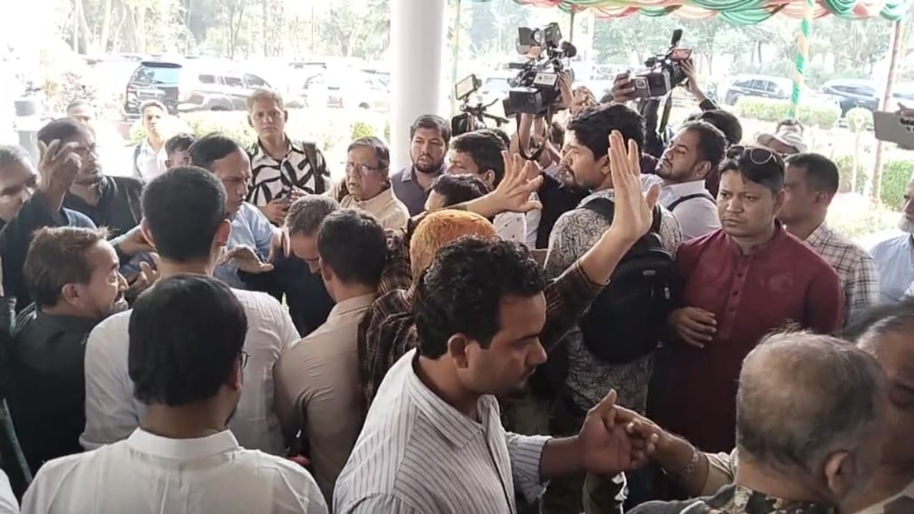 চট্টগ্রামে তথ্যমন্ত্রীর উপস্থিতিতে সাংবাদিকদের দুপক্ষের মধ্যে উত্তেজনা