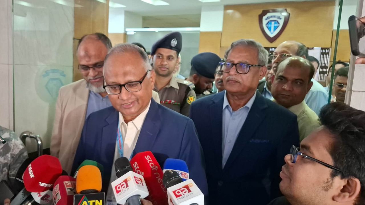 দুদক চেয়ারম্যান ও দুই কমিশনারের পদত্যাগ