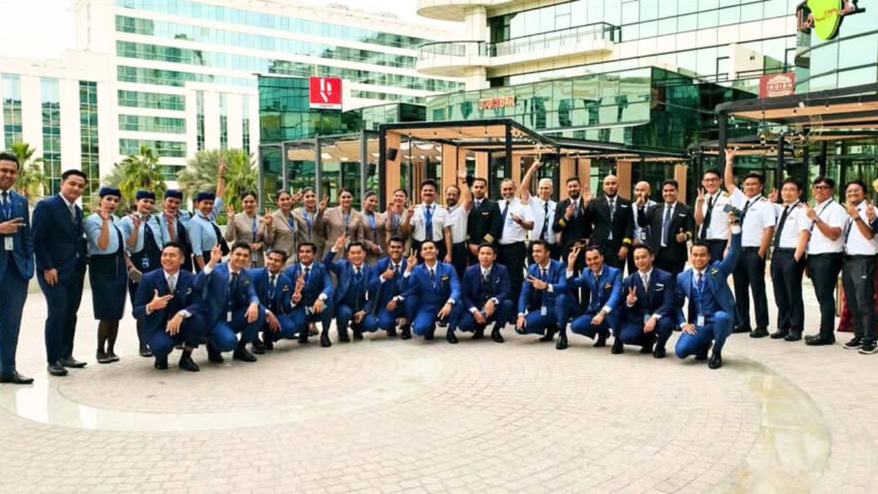 দুবাই থেকে ৩৯ পাইলট-ক্রুকে উদ্ধার করে ঢাকায় নিয়ে এলো ইউএস-বাংলা