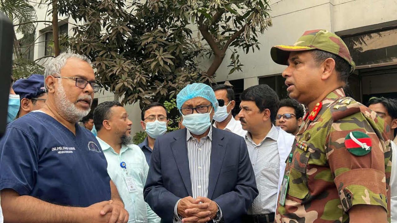 ঢামেকে আকস্মিক পরিদর্শনে স্বাস্থ্যমন্ত্রী সাখাওয়াত হোসেন