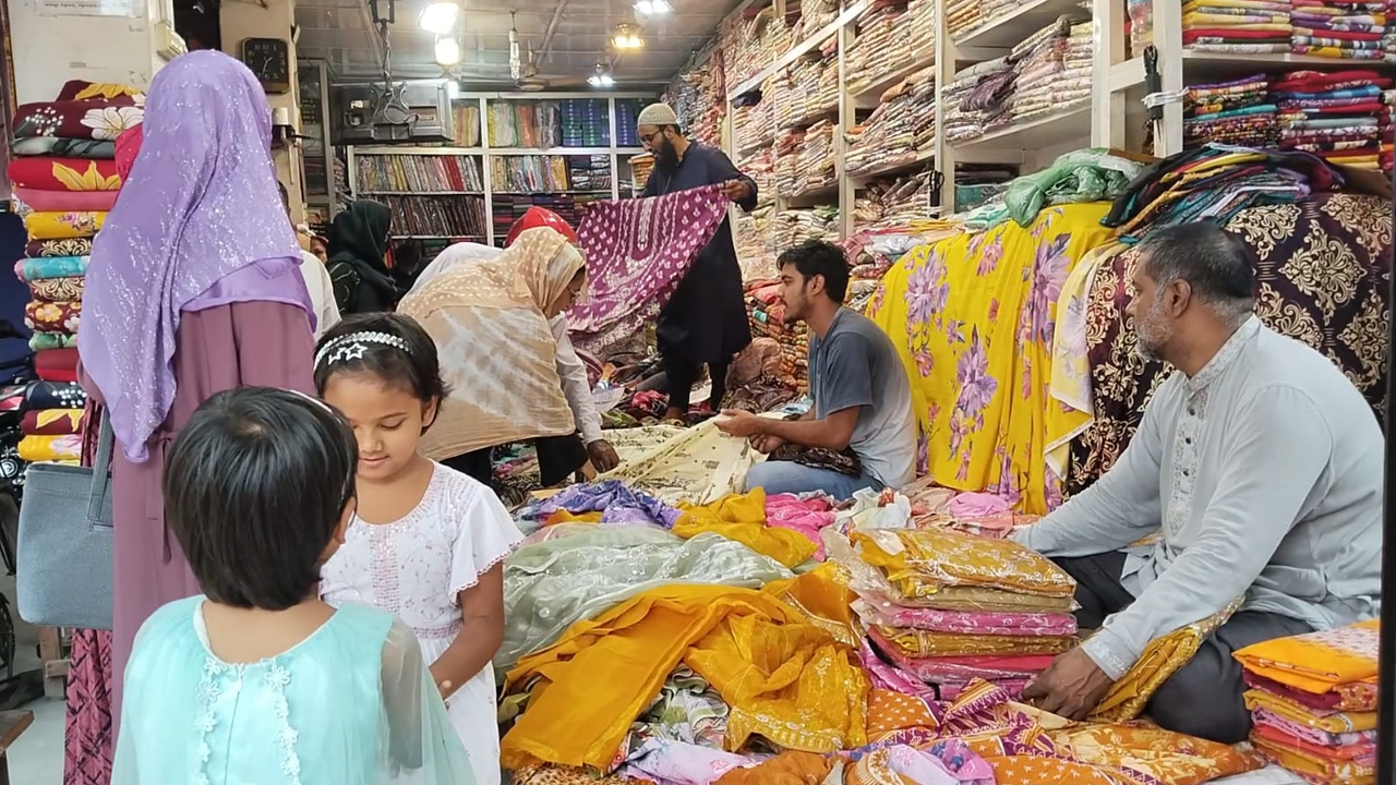 ফারসি ও সারারা ড্রেসে মাতোয়ারা সাতক্ষীরার তরুণীরা, মার্কেটে ক্রেতার ঢল