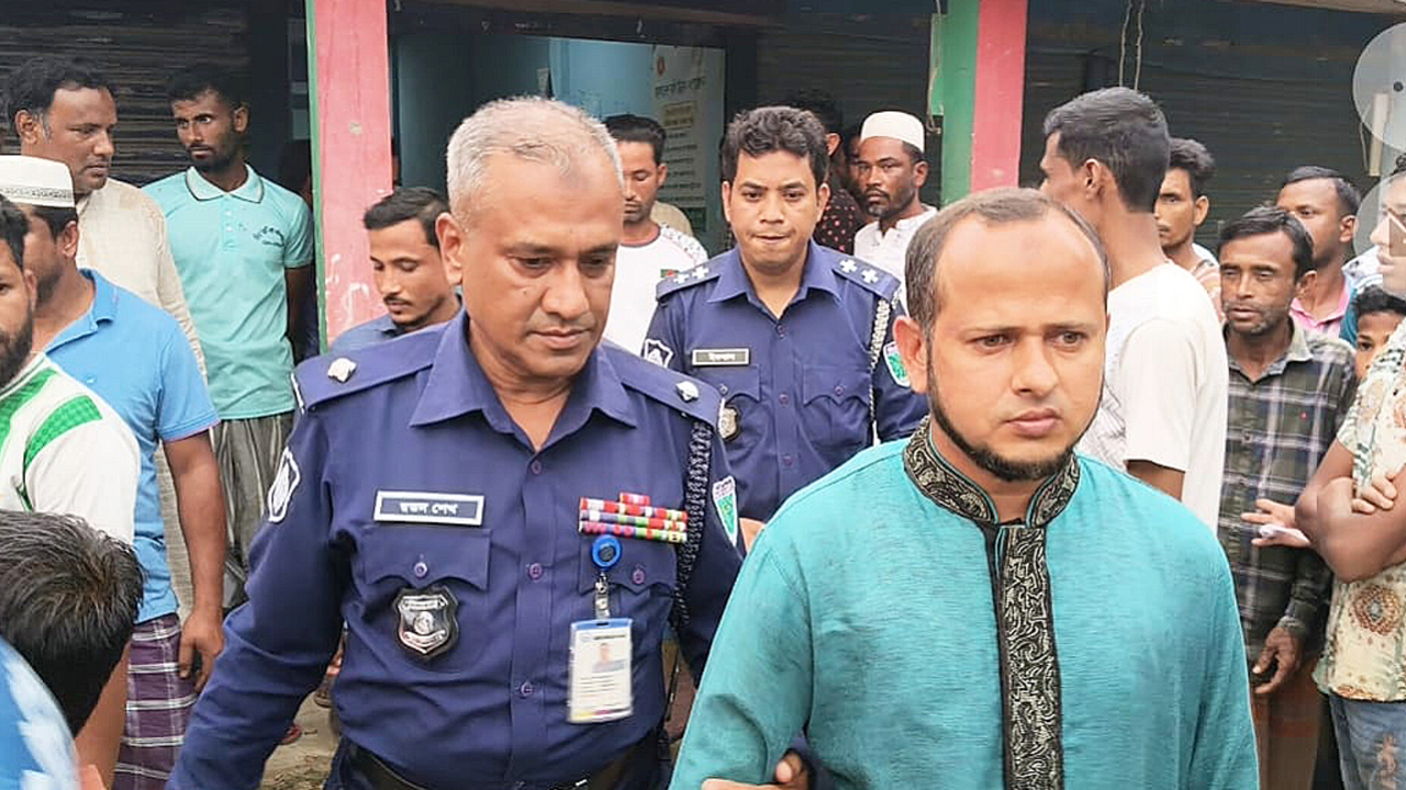 অবৈধ তেল মজুতের দায়ে ব্যবসায়ীকে ছয় মাসের কারাদণ্ড