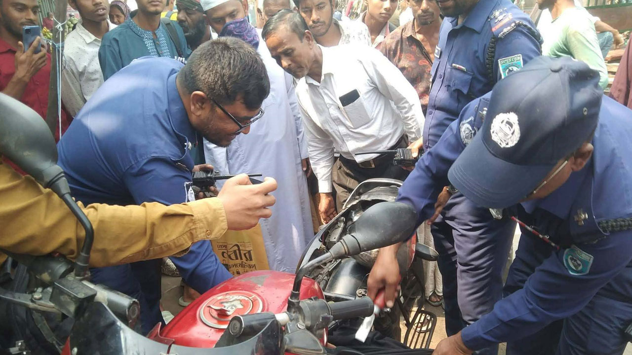 চেকপোস্টে থামতে বলায় মোটরসাইকেল ফেলে পালালেন চালক
