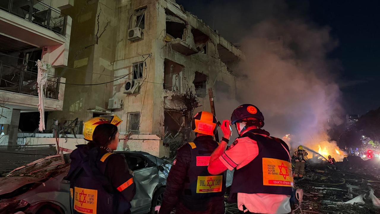 যুদ্ধ শুরুর পর ইসরায়েলে সবচেয়ে বড় হামলা চালাল ইরান