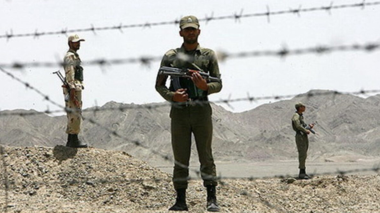 বোমা হামলায় ইরানের ৪৩ সেনা নিহত