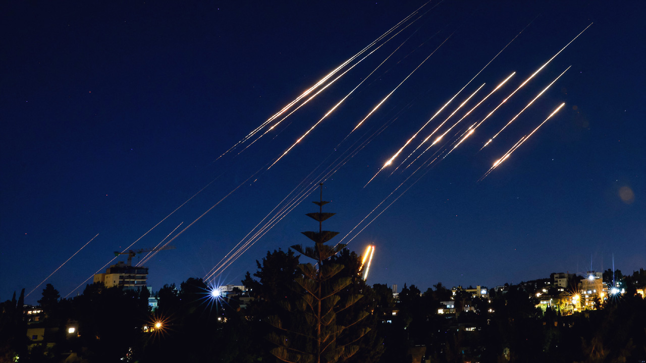 ইসরায়েলের দিকে মুহুর্মুহু মিসাইল ছুড়ছে ইরান