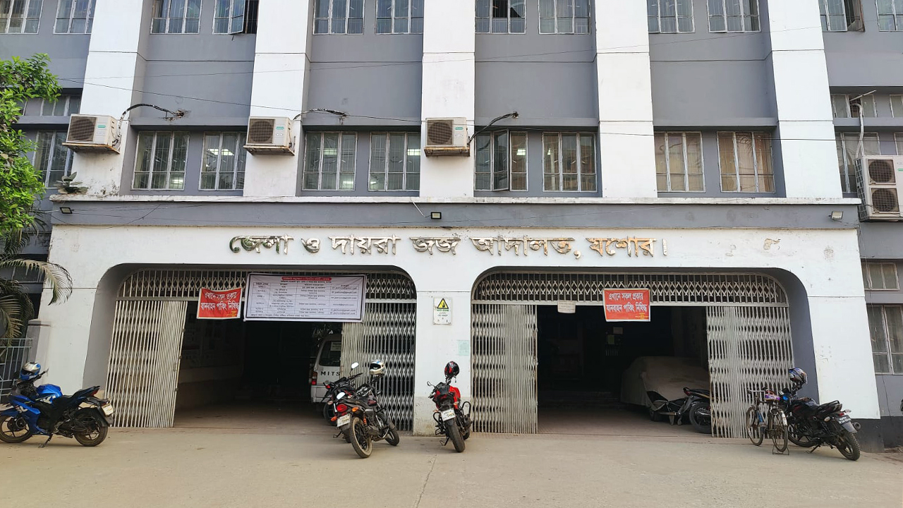 যশোরে তিনটি আদালত বর্জনের ডাক আইনজীবীদের