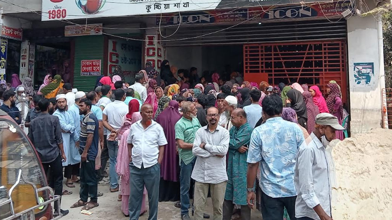 ইবি শিক্ষিকাকে হত্যা: বারবার মাকে দেখতে চাইছে ৪ শিশু, থামছে না কান্না