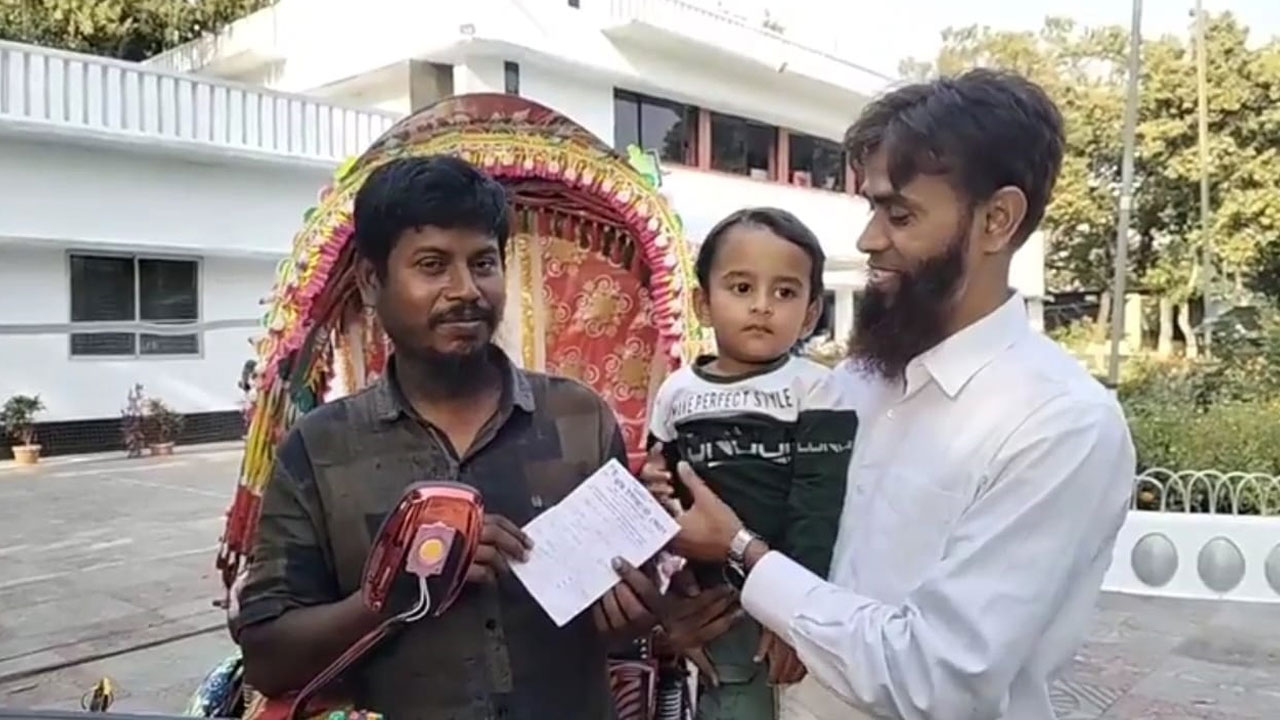 বাকপ্রতিবন্ধী জামিরুলকে নতুন রিকশা দিলেন কুষ্টিয়ার ডিসি