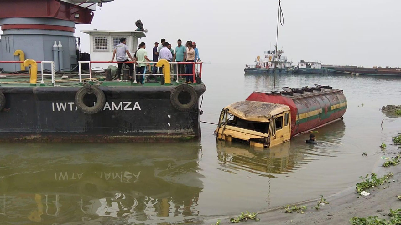 পাটুরিয়ায় ডুবে যাওয়ার ১৬ ঘণ্টা পর উদ্ধার তেলবাহী লরি