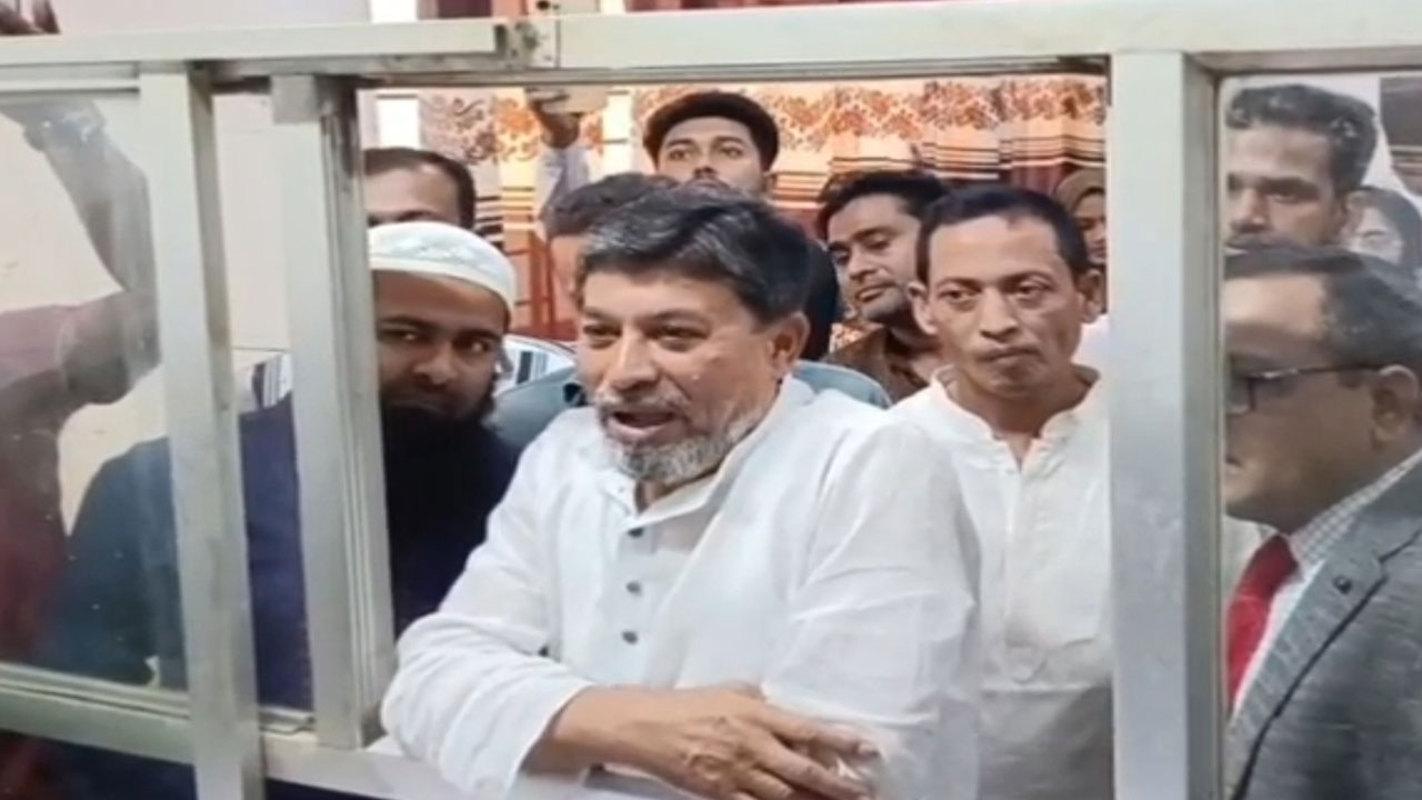 রোগী সেজে হাসপাতাল পরিদর্শন করলেন এমপি জাহান্দার আলী