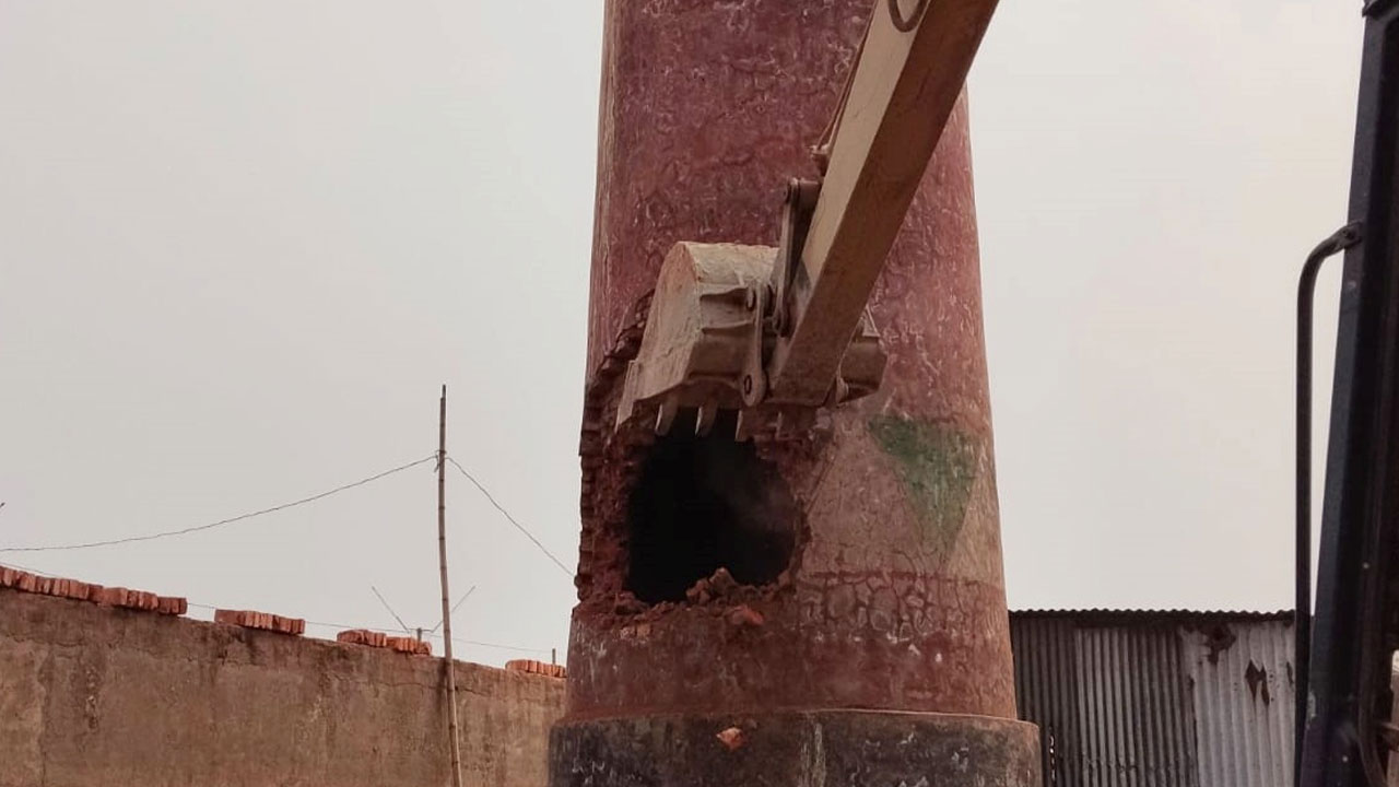 মানিকগঞ্জে ৩ ইটভাটাকে ১৮ লাখ টাকা জরিমানা, ভেঙে ফেলা হলো চিমনি