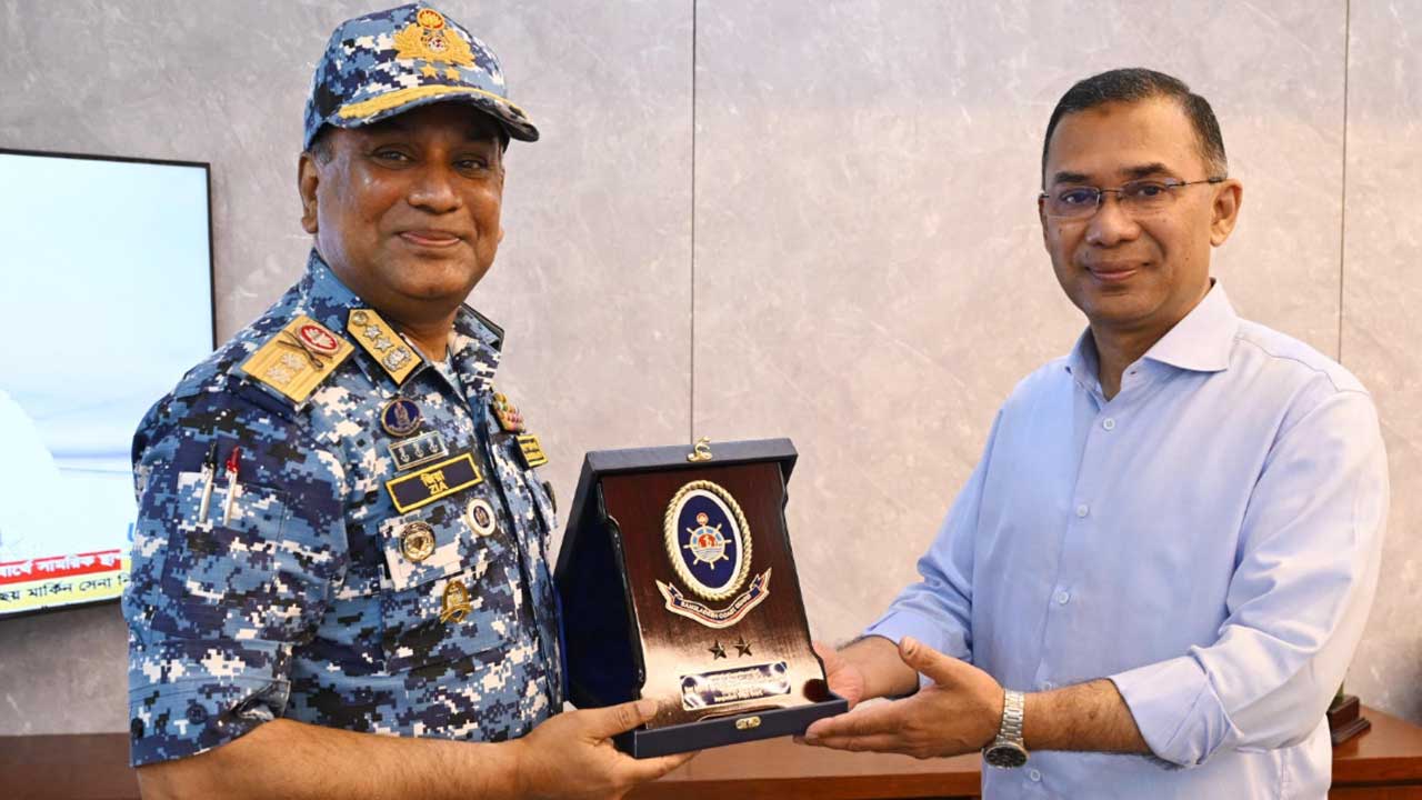 প্রধানমন্ত্রীর সঙ্গে কোস্টগার্ডের মহাপরিচালকের সাক্ষাৎ