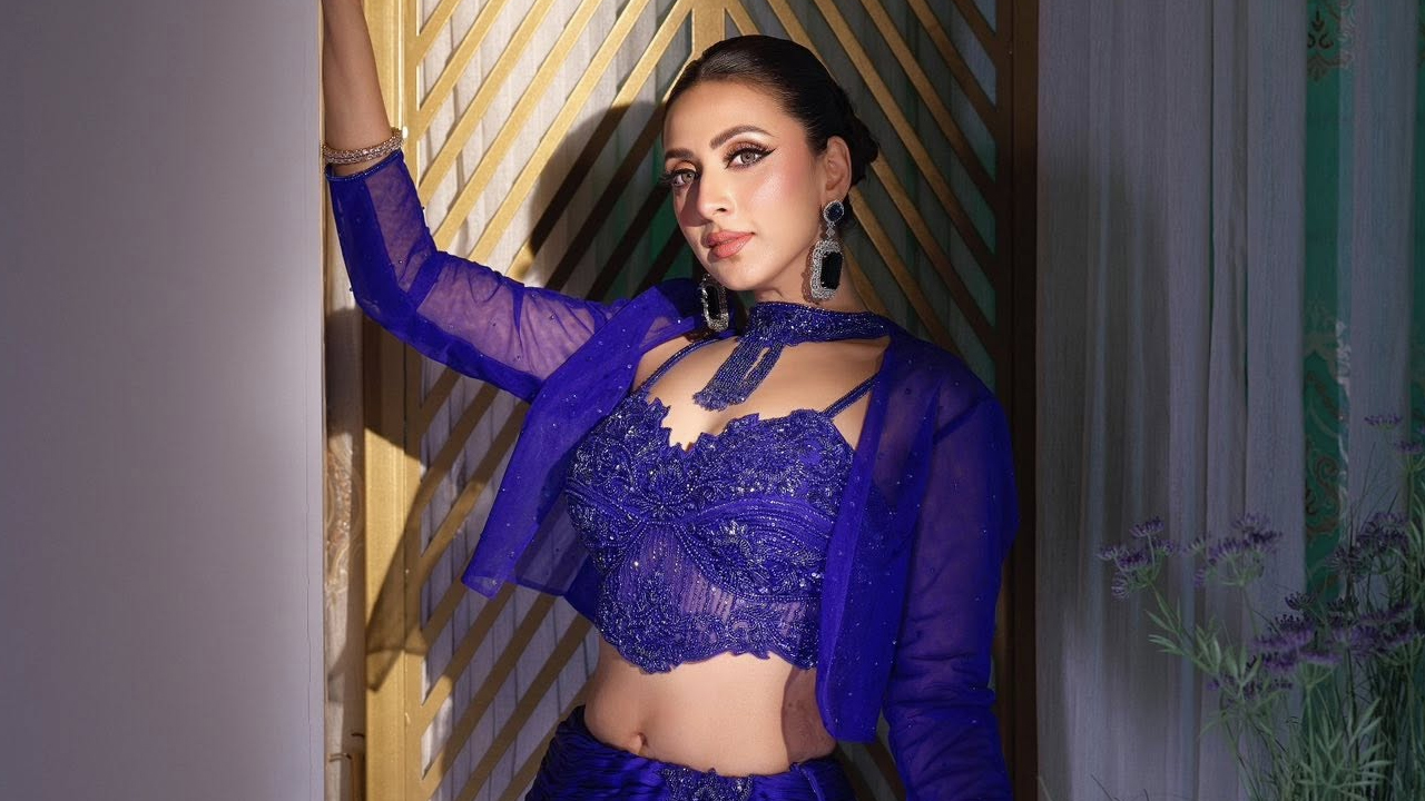 নীল লেহেঙ্গায় গ্ল্যামারাস সাজে মিম
