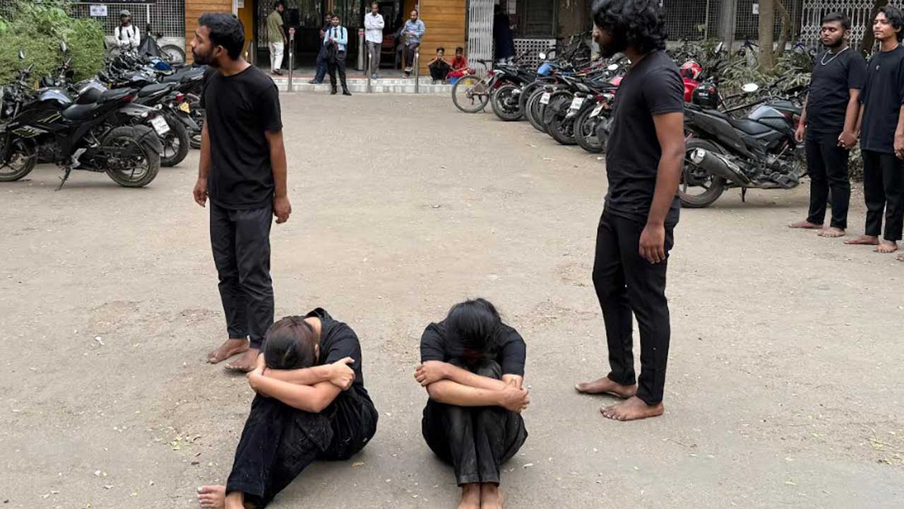 নারী অধিকার ও সমতার বার্তা নিয়ে ঢাবিতে পথনাটক