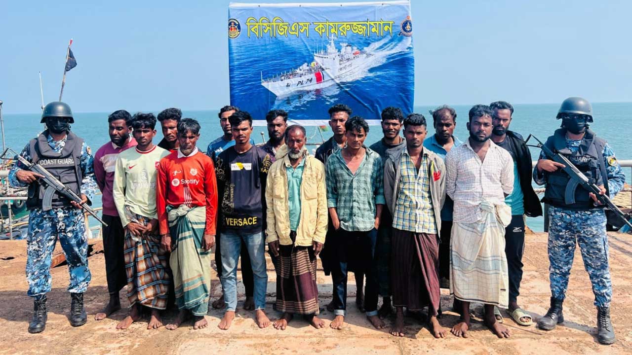 গভীর সমুদ্র থেকে ১৫ পাচারকারী আটক, নারী-শিশুসহ ১৫৩ জন উদ্ধার