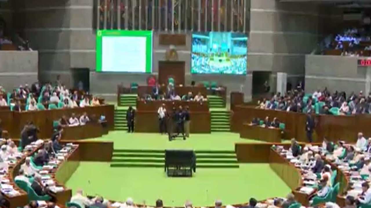 যান্ত্রিক গোলযোগে অধিবেশন শুরুই করতে পারলেন না স্পিকার