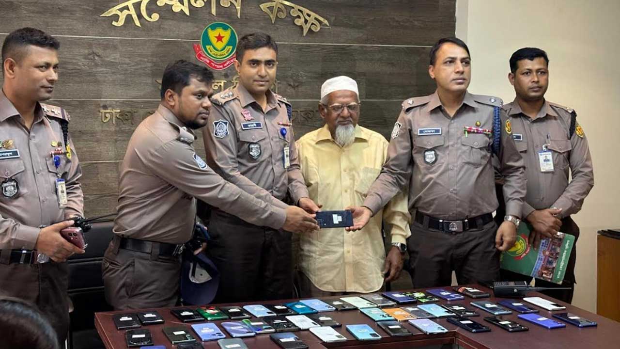 জিডি থেকে উদ্ধার, এক মাসে ৫০ মোবাইল খুঁজে পেল পল্টন থানা পুলিশ