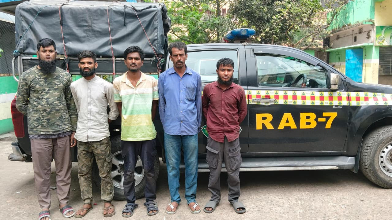 পতেঙ্গায় বাল্কহেড থেকে সাড়ে ৫ কোটি টাকার ইয়াবা উদ্ধার, আটক ৫