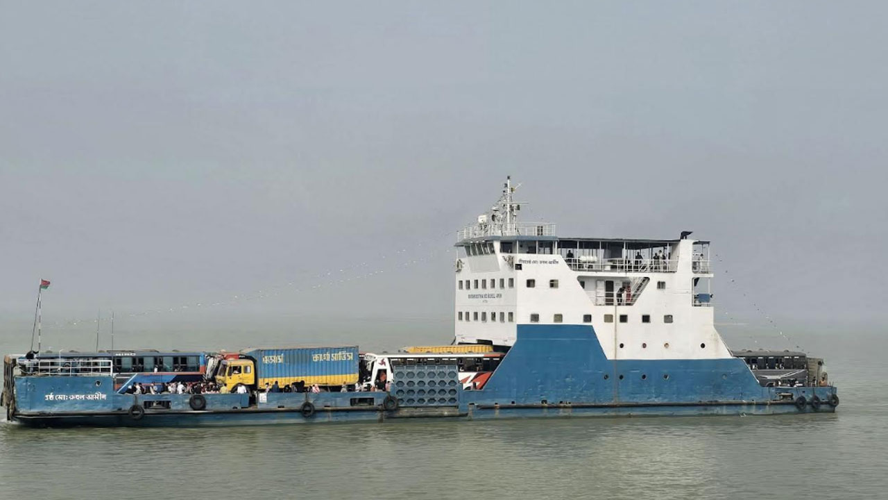 দৌলতদিয়া-পাটুরিয়া নৌরুটে ফেরি চলাচল স্বাভাবিক