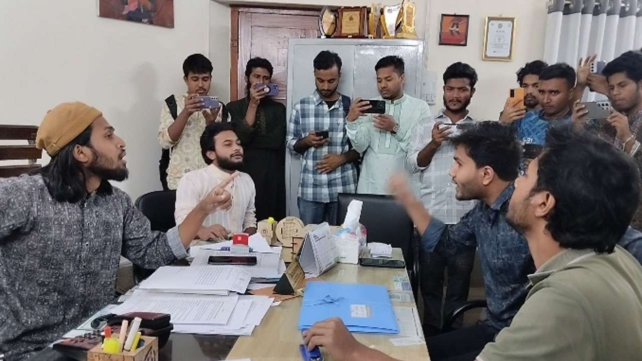 রাকসু জিএসের সঙ্গে ছাত্র অধিকার পরিষদ নেতার বাকবিতণ্ডা