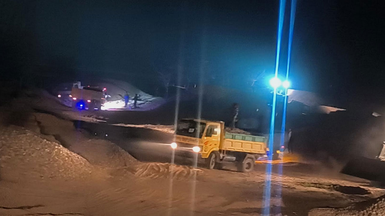 দিনের অনুমতি নিয়ে রাতে চলছে পাথর অপসারণ