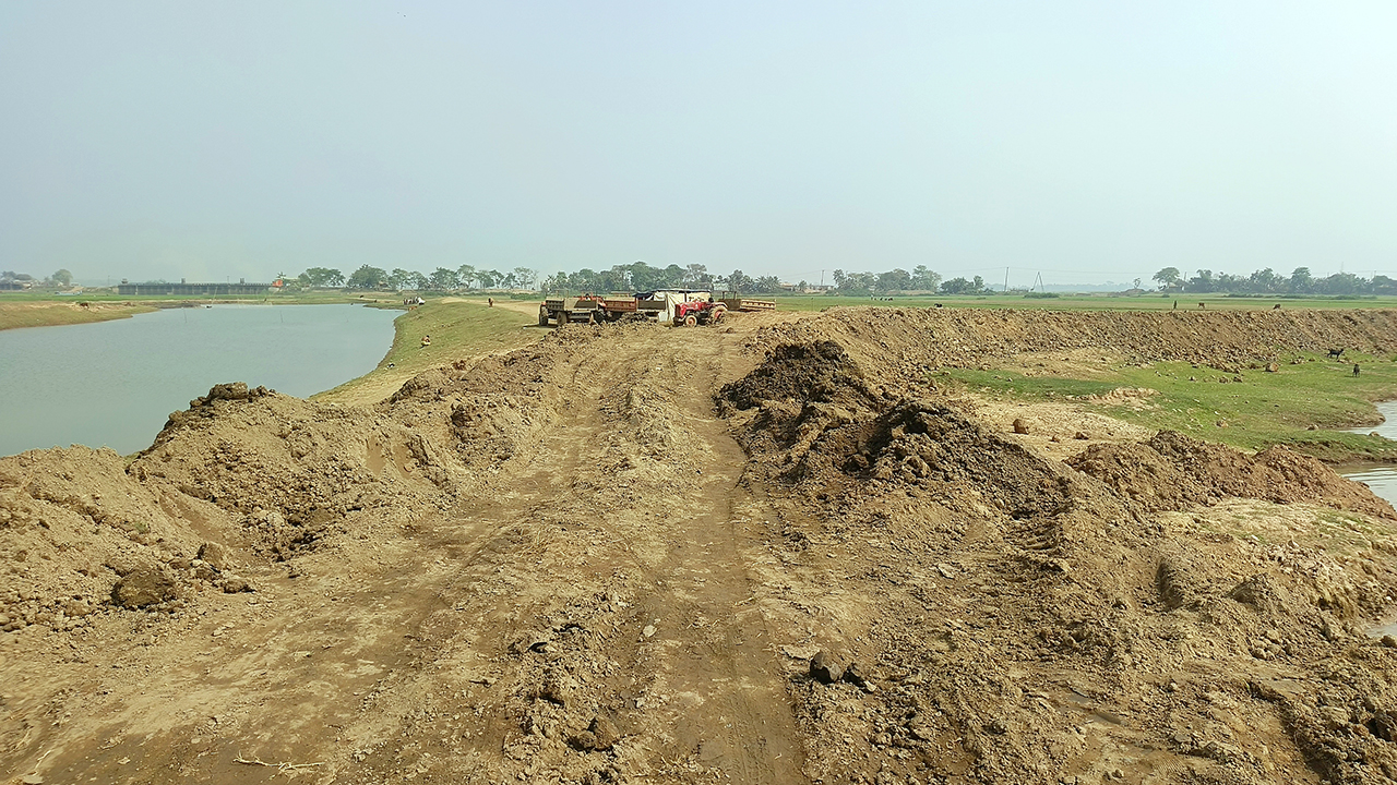 সময় গেলেও শেষ হয়নি ফসল রক্ষা বাঁধের নির্মাণকাজ